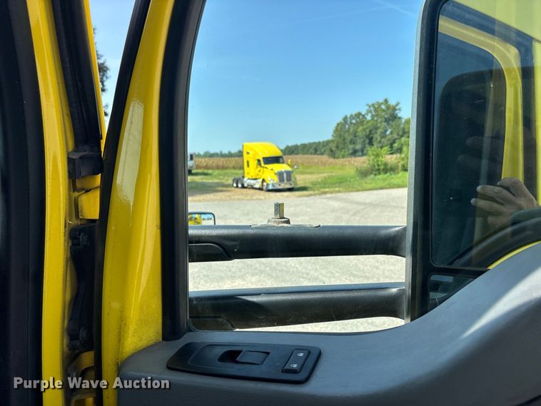 image for item ER3229 2019 Kenworth T680 semi truck