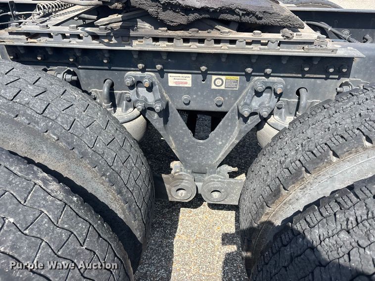 image for item ER3229 2019 Kenworth T680 semi truck