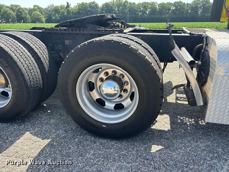 image for item ER3229 2019 Kenworth T680 semi truck