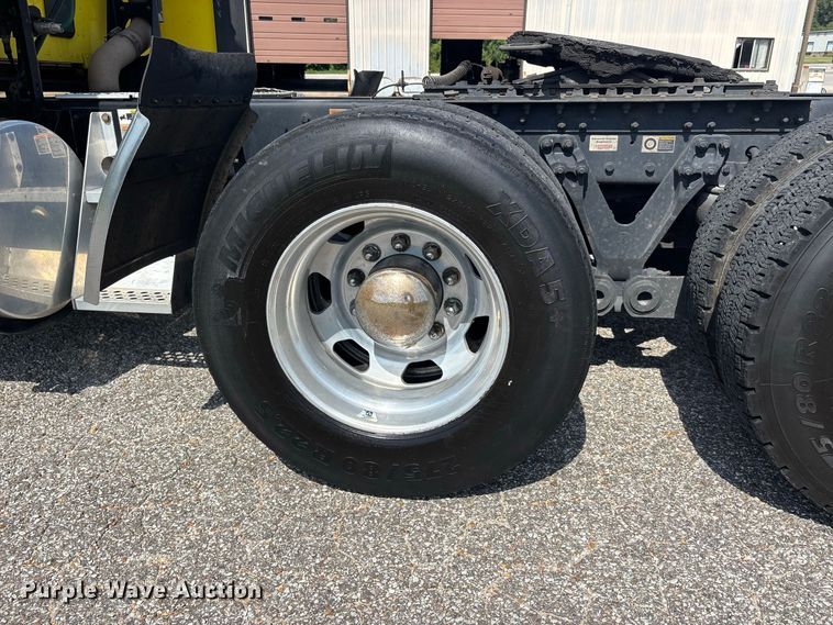 image for item ER3229 2019 Kenworth T680 semi truck