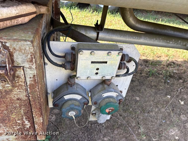image for item ET0373 1977 Fruehauf TAG-F2-F tank trailer