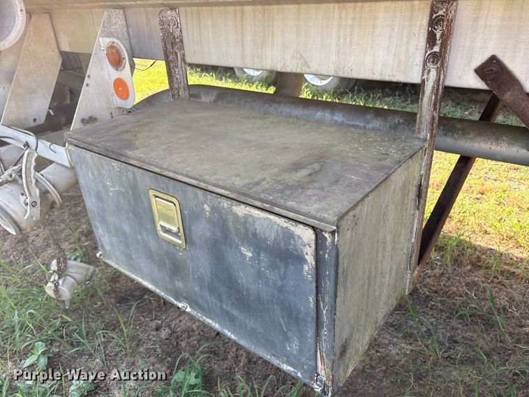 image for item ET0373 1977 Fruehauf TAG-F2-F tank trailer