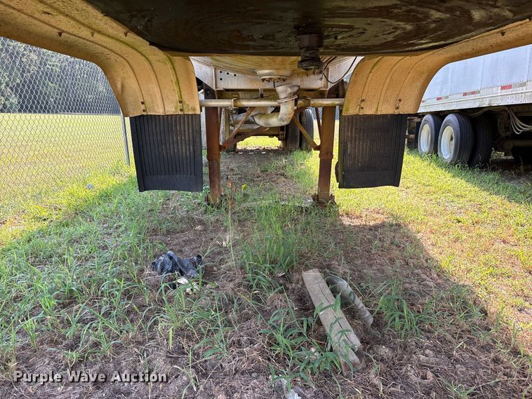 image for item ET0373 1977 Fruehauf TAG-F2-F tank trailer