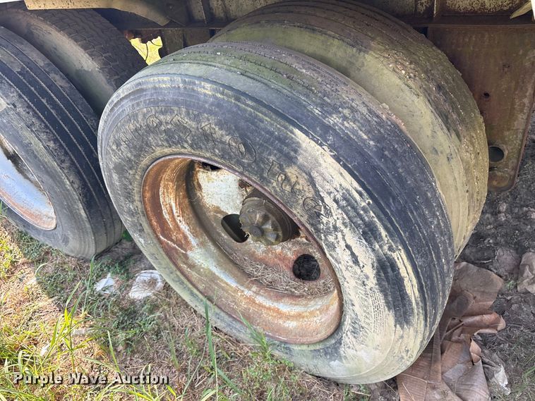 image for item ET0373 1977 Fruehauf TAG-F2-F tank trailer