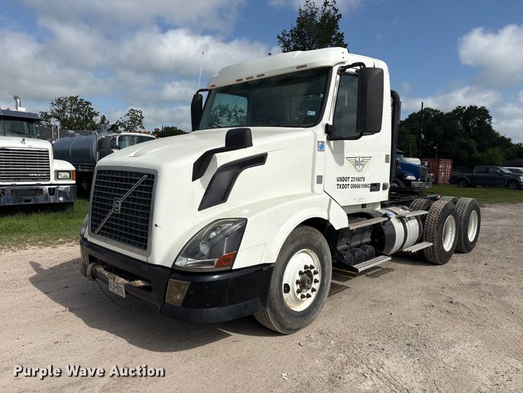 2013 Volvo VNL semi truck