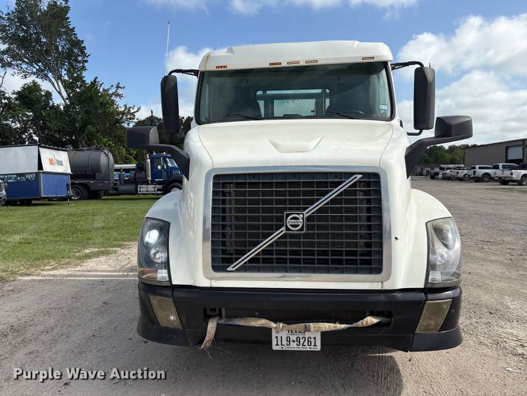 image for item EU0744 2013 Volvo VNL semi truck