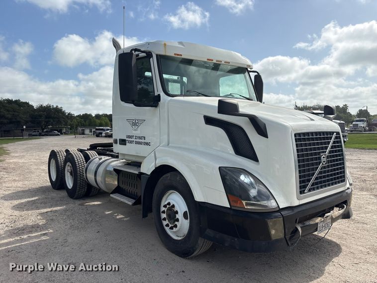 image for item EU0744 2013 Volvo VNL semi truck
