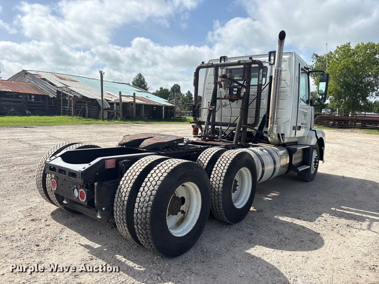 image for item EU0744 2013 Volvo VNL semi truck