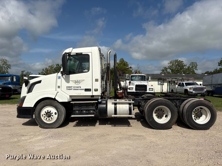 image for item EU0744 2013 Volvo VNL semi truck
