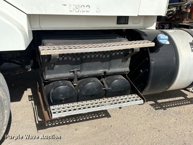 image for item EU0744 2013 Volvo VNL semi truck
