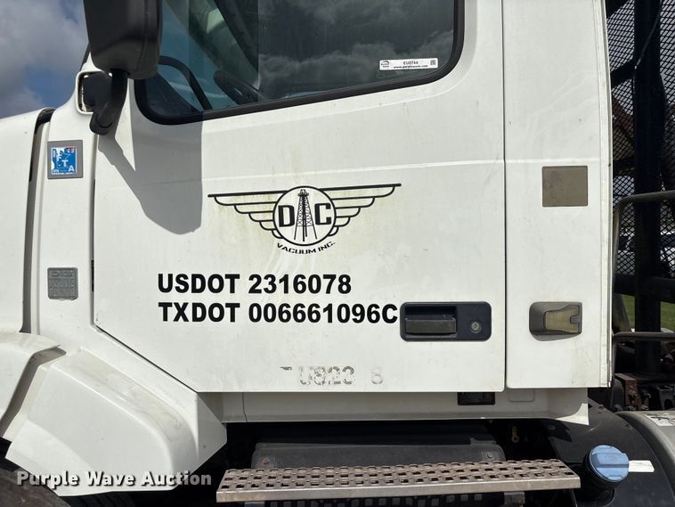 image for item EU0744 2013 Volvo VNL semi truck