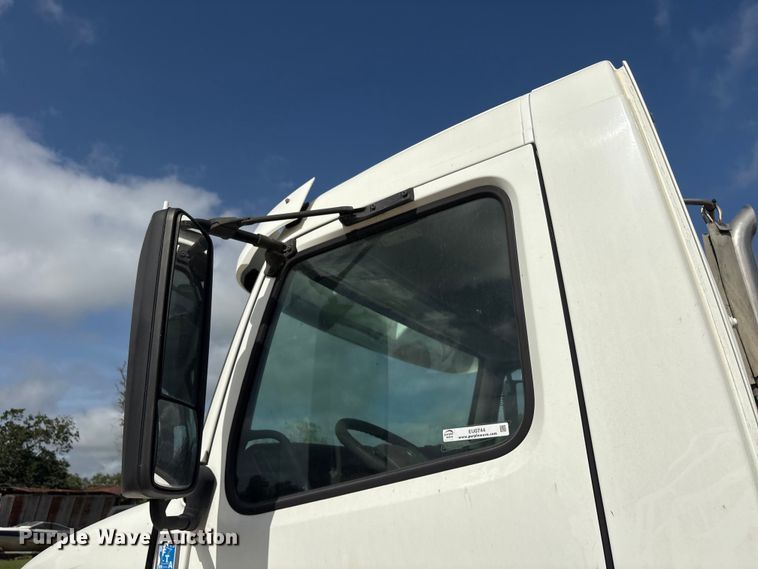 image for item EU0744 2013 Volvo VNL semi truck
