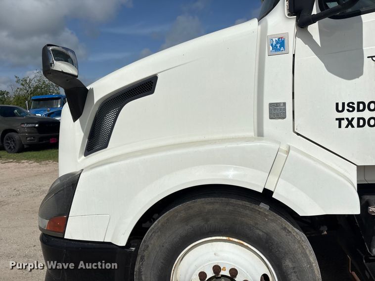 image for item EU0744 2013 Volvo VNL semi truck