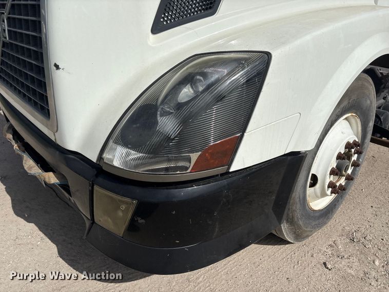 image for item EU0744 2013 Volvo VNL semi truck