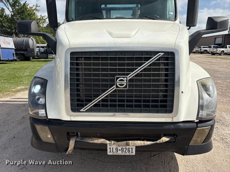 image for item EU0744 2013 Volvo VNL semi truck
