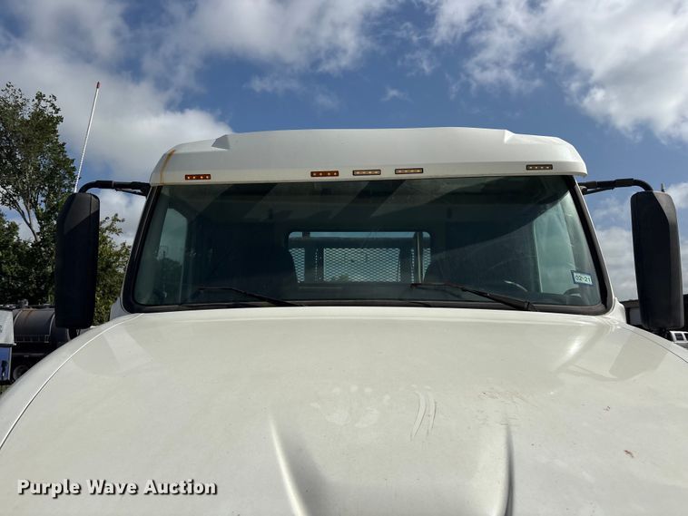 image for item EU0744 2013 Volvo VNL semi truck