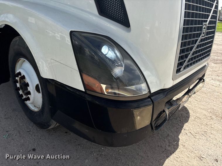 image for item EU0744 2013 Volvo VNL semi truck