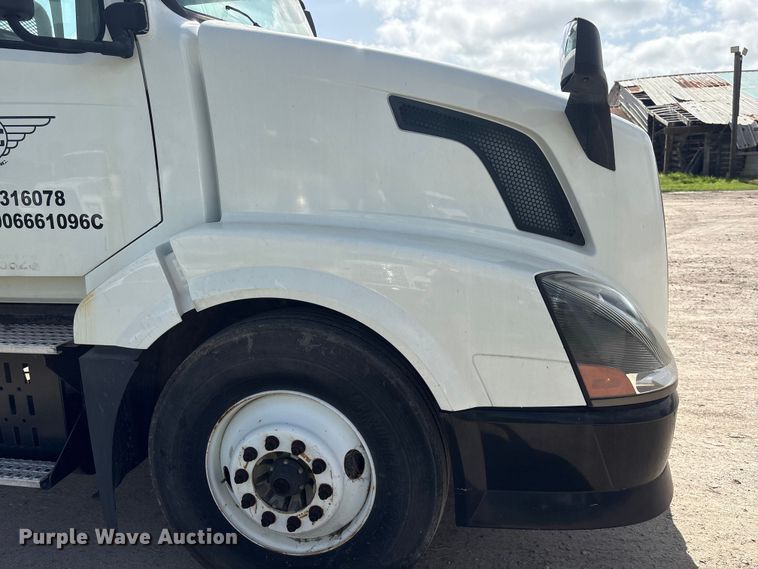 image for item EU0744 2013 Volvo VNL semi truck