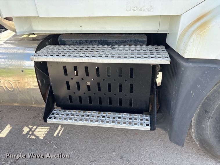 image for item EU0744 2013 Volvo VNL semi truck
