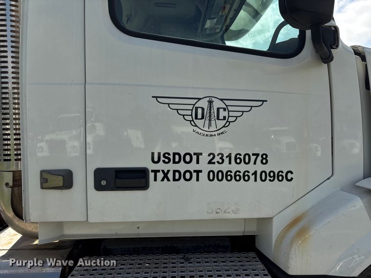image for item EU0744 2013 Volvo VNL semi truck