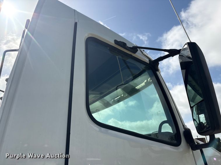 image for item EU0744 2013 Volvo VNL semi truck