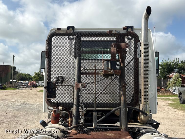 image for item EU0744 2013 Volvo VNL semi truck