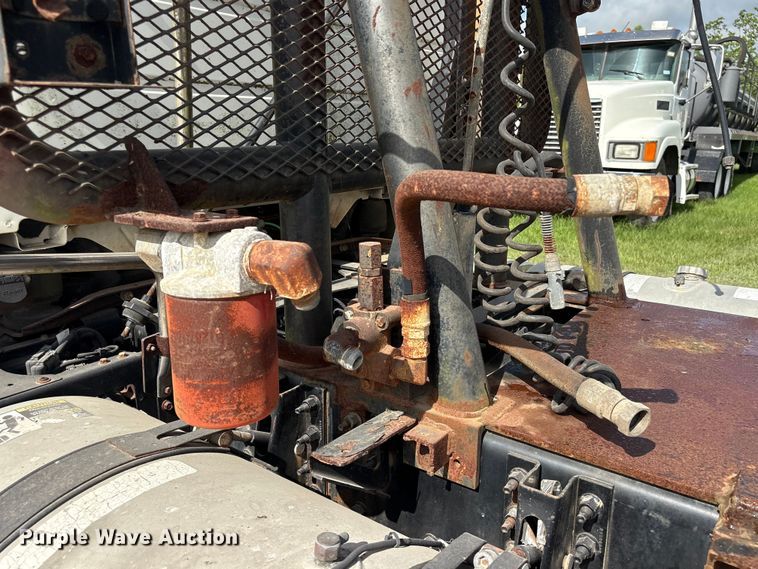 image for item EU0744 2013 Volvo VNL semi truck