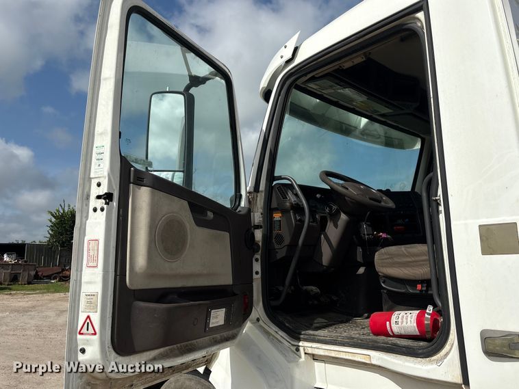 image for item EU0744 2013 Volvo VNL semi truck