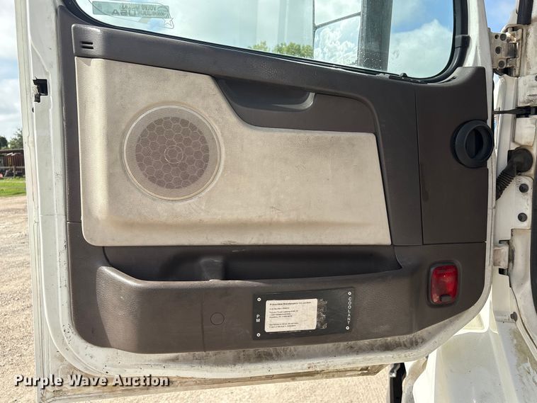 image for item EU0744 2013 Volvo VNL semi truck