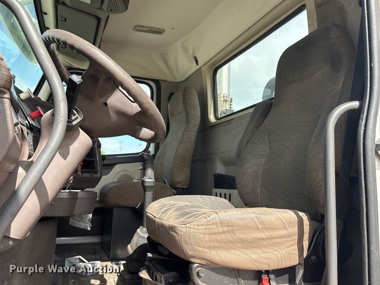 image for item EU0744 2013 Volvo VNL semi truck
