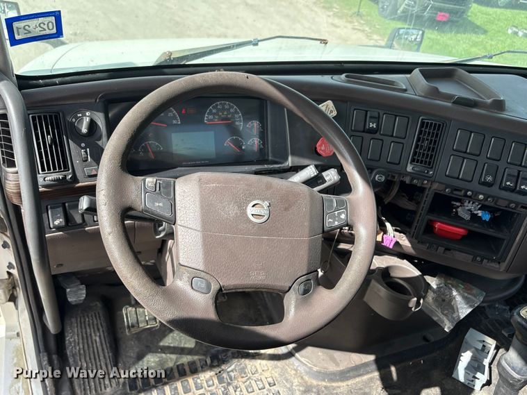 image for item EU0744 2013 Volvo VNL semi truck