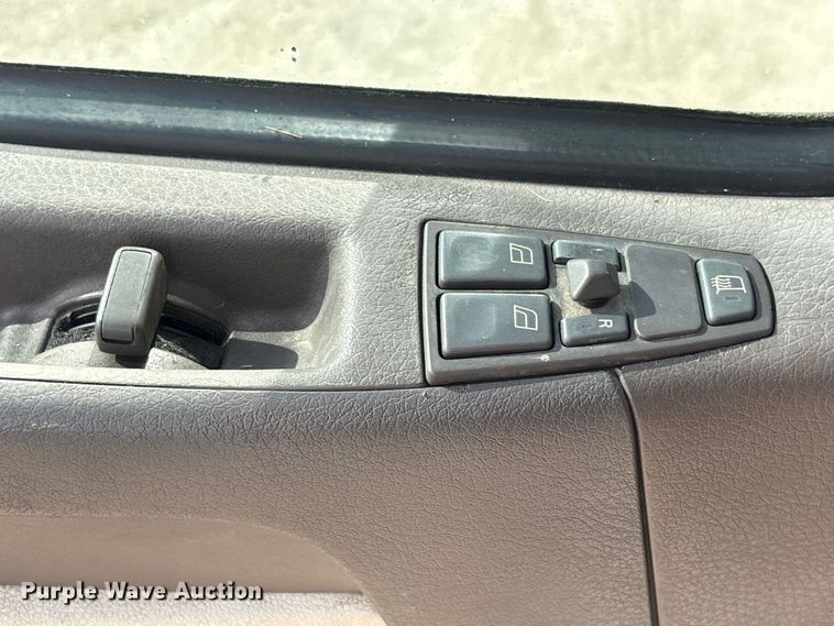 image for item EU0744 2013 Volvo VNL semi truck