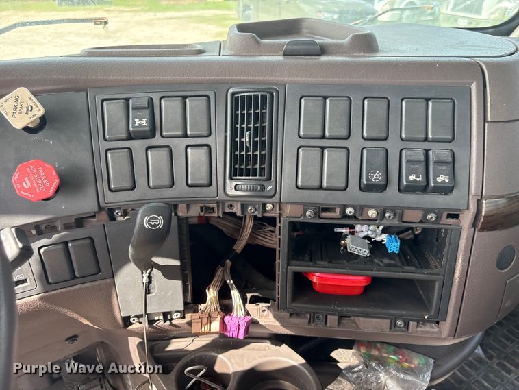 image for item EU0744 2013 Volvo VNL semi truck