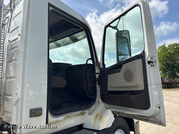 image for item EU0744 2013 Volvo VNL semi truck