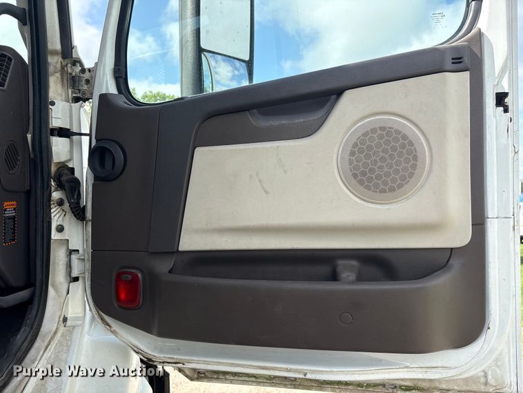 image for item EU0744 2013 Volvo VNL semi truck