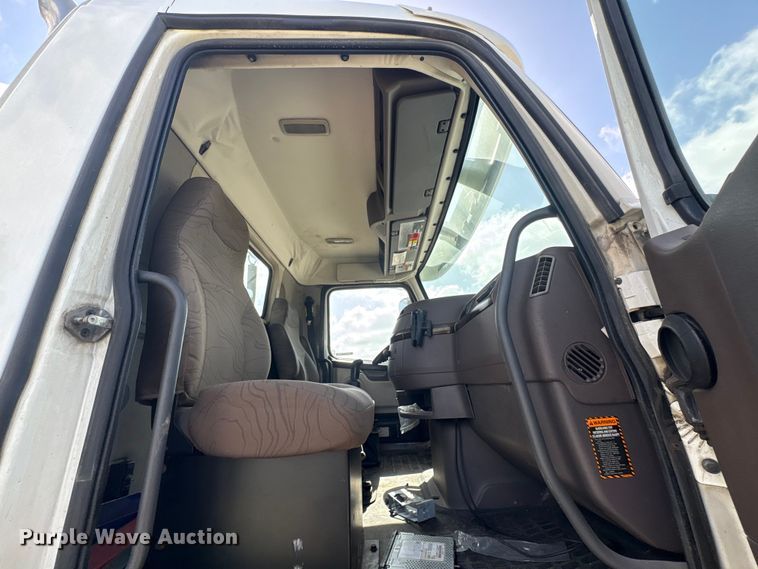 image for item EU0744 2013 Volvo VNL semi truck
