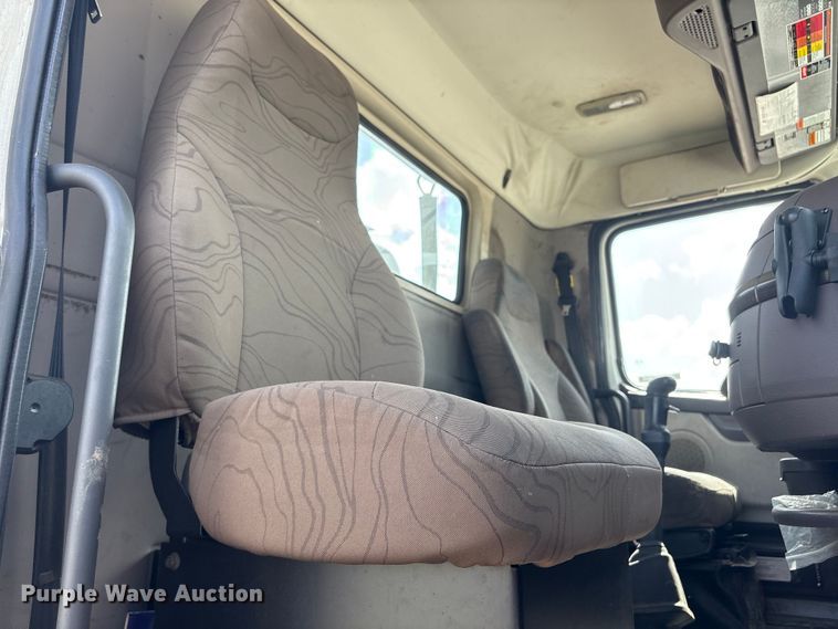 image for item EU0744 2013 Volvo VNL semi truck