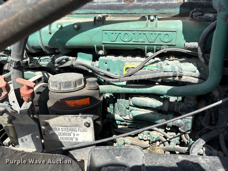 image for item EU0744 2013 Volvo VNL semi truck
