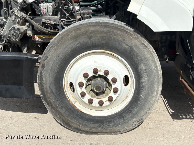image for item EU0744 2013 Volvo VNL semi truck