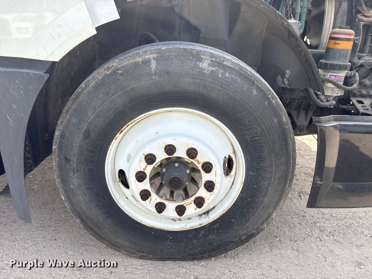 image for item EU0744 2013 Volvo VNL semi truck