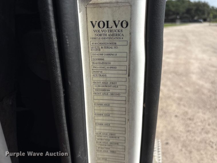 image for item EU0744 2013 Volvo VNL semi truck