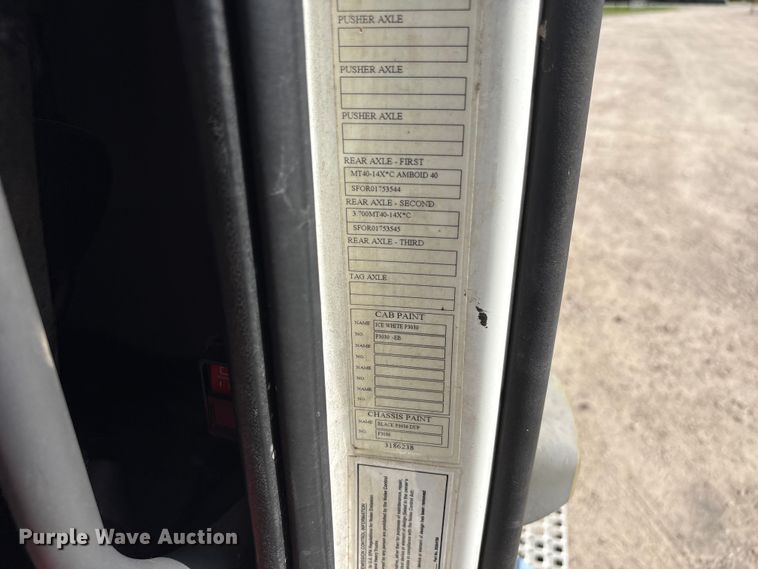 image for item EU0744 2013 Volvo VNL semi truck