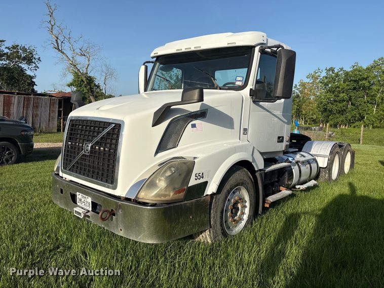 2013 Volvo VNL semi truck