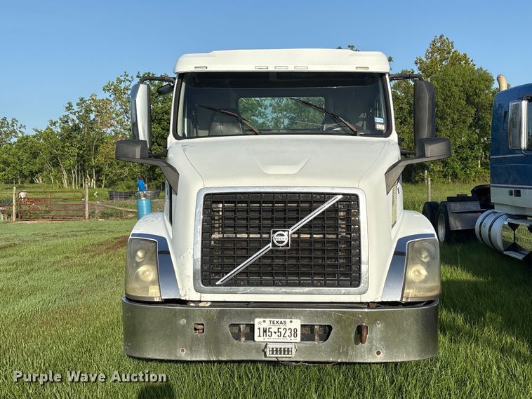 image for item EU0746 2013 Volvo VNL semi truck