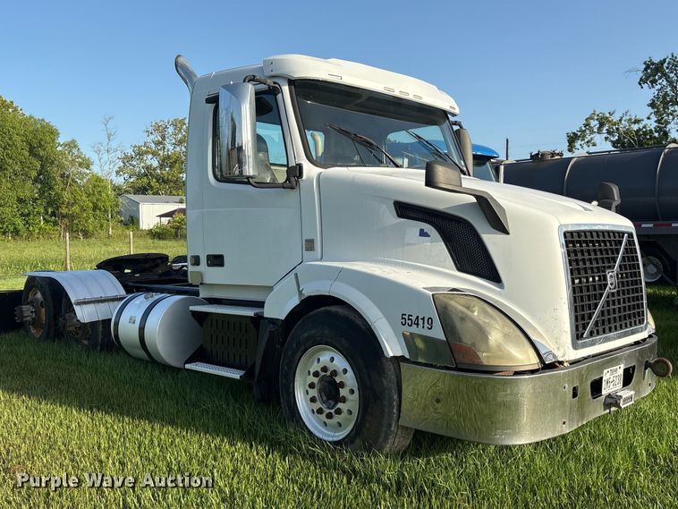 image for item EU0746 2013 Volvo VNL semi truck