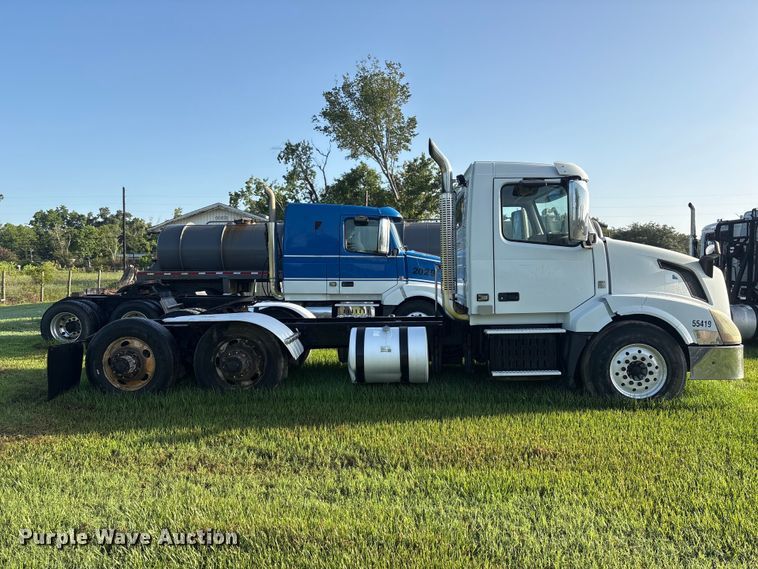 image for item EU0746 2013 Volvo VNL semi truck