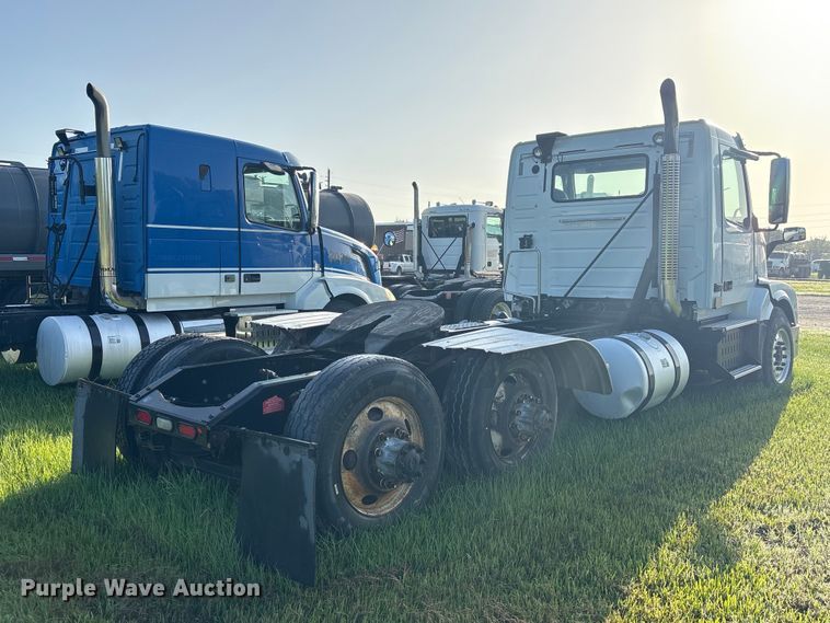 image for item EU0746 2013 Volvo VNL semi truck