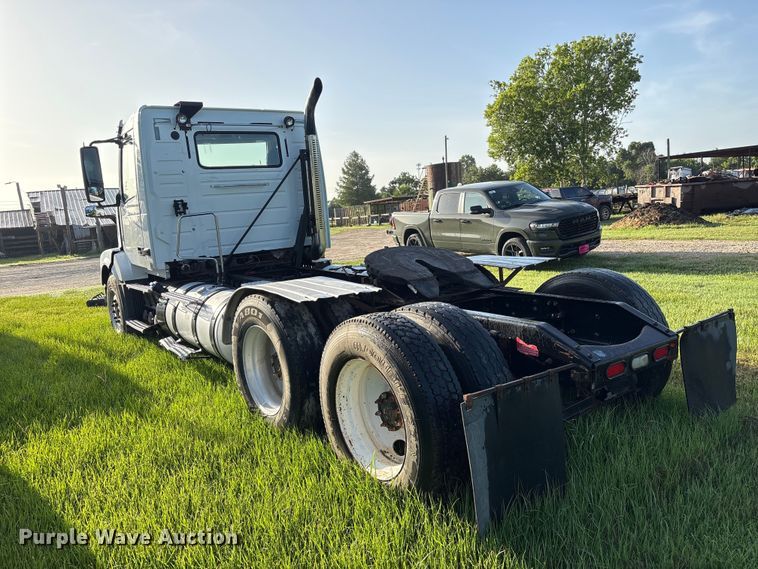 image for item EU0746 2013 Volvo VNL semi truck
