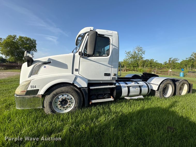 image for item EU0746 2013 Volvo VNL semi truck