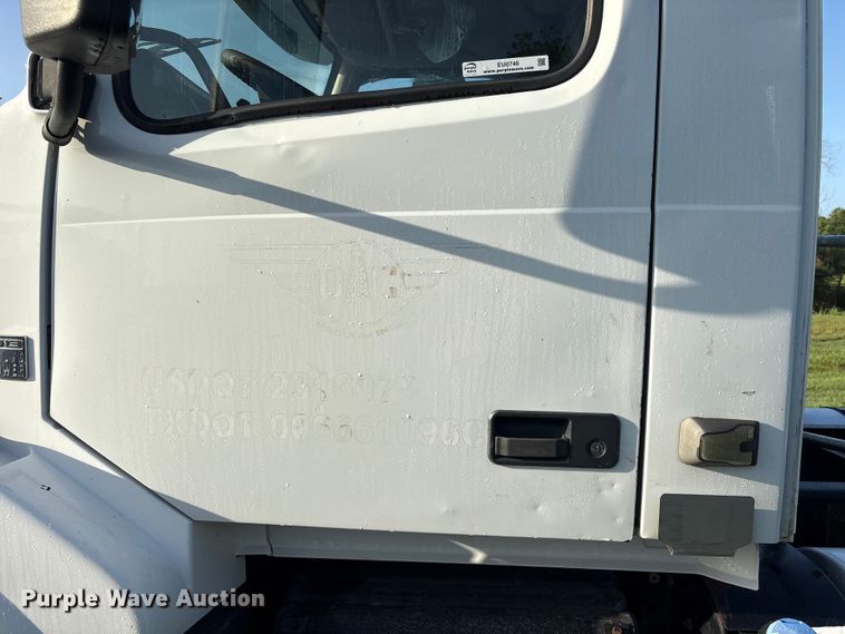 image for item EU0746 2013 Volvo VNL semi truck